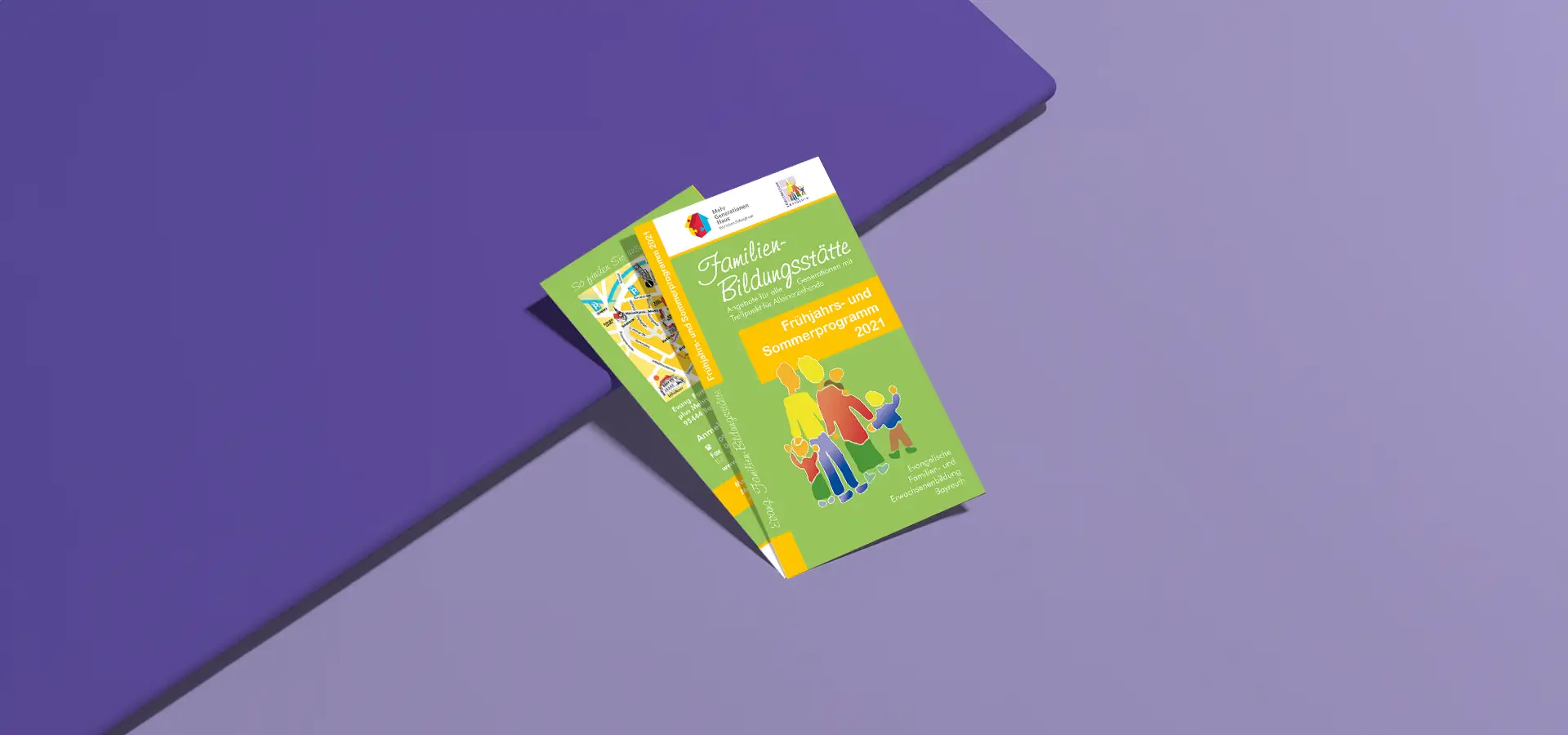 Programmbroschüre für Familienbildung auf violettem Hintergrund