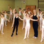 Ballettsaal mit Kindern bei der Probe
