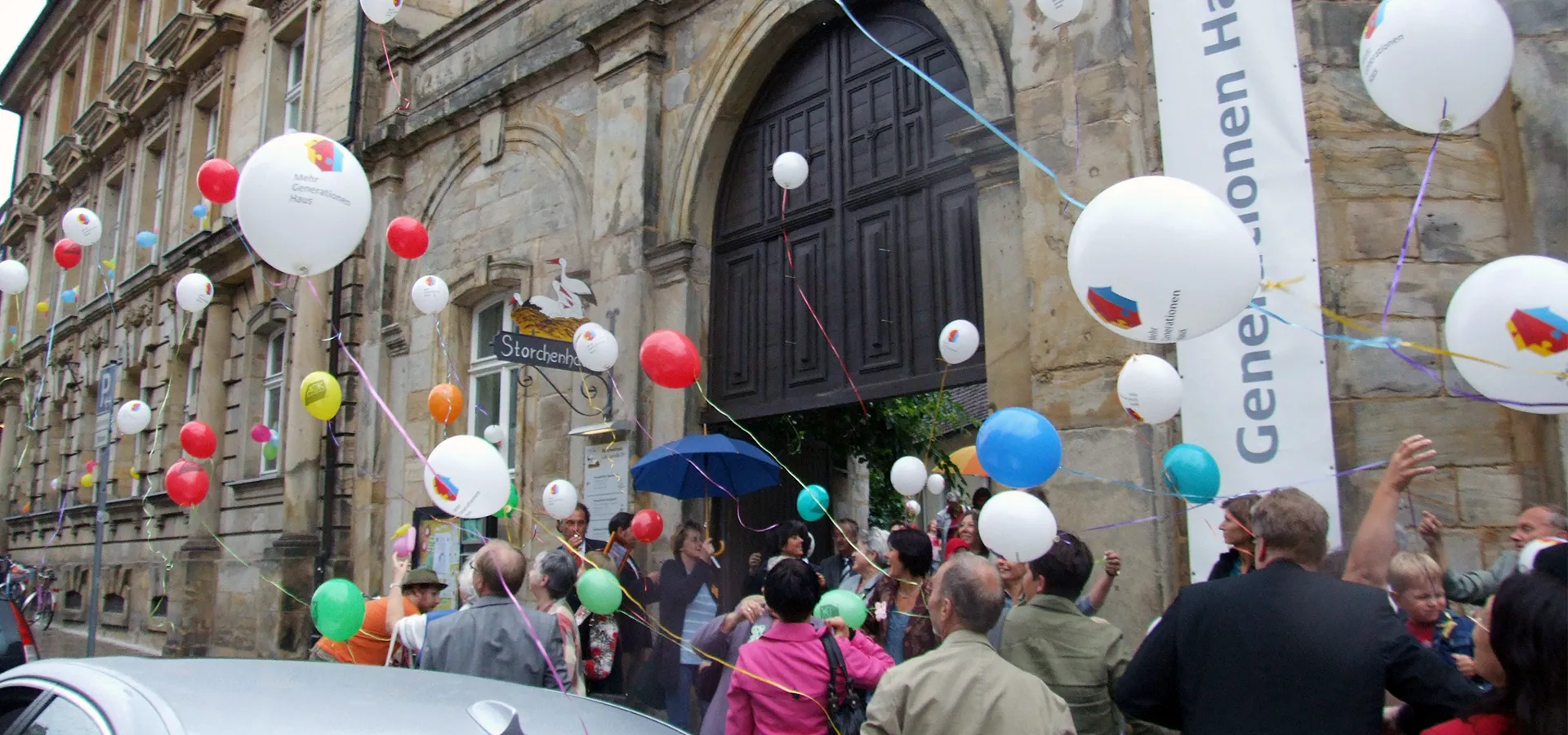 Straßenfest mit Menschen, die Ballons halten