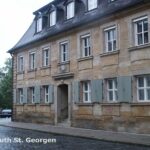 Traditionelles Steinhaus in Bayreuth St. Georgen mit Fensterläden.