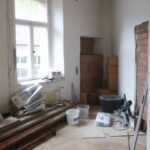 Raum im Umbau mit Baumaterialien und Werkzeugen.