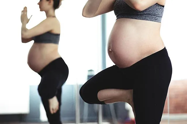 Schwangere Frau beim Yoga.